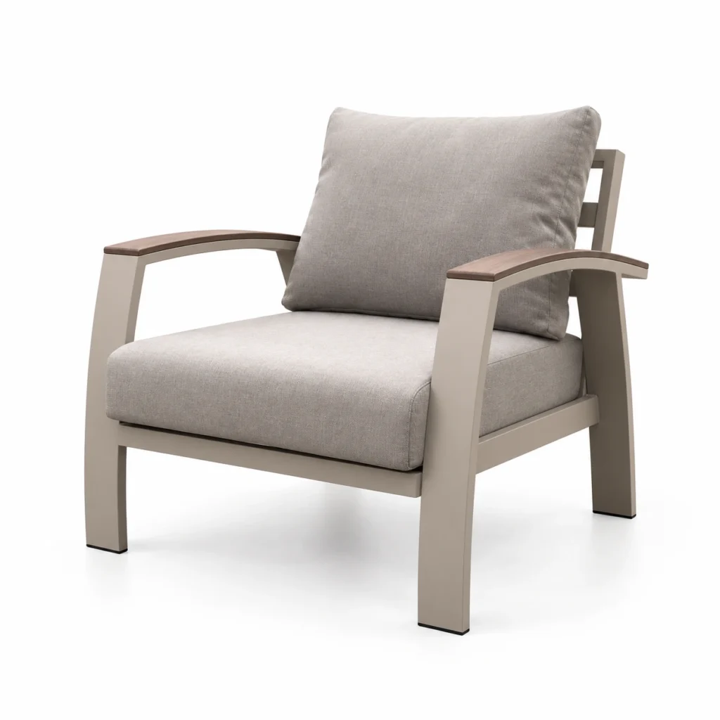 Fauteuil Arco Visone : côtés ouverts, accoudoirs courbés et coussins taupe