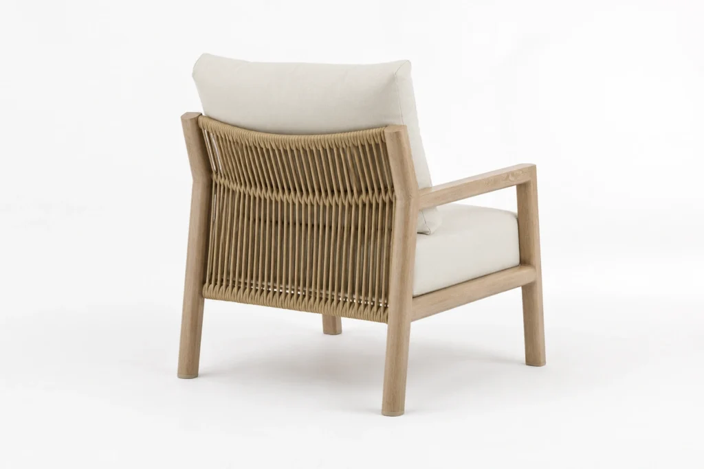 Fauteuil Trama Sabbia vu de dos : tressage vertical sable et côtés ouverts