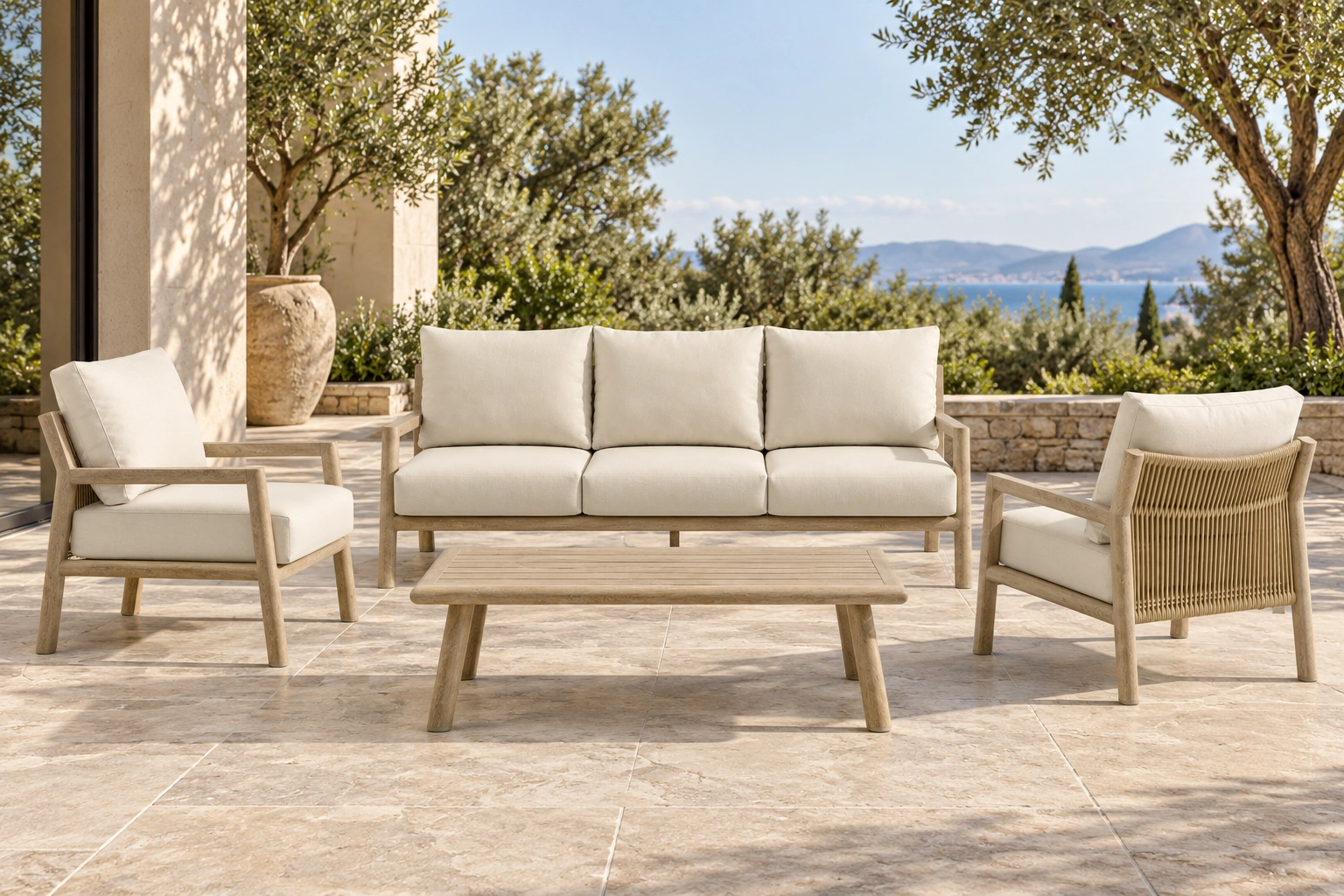 Salon extérieur Trama Sabbia sur une terrasse : canapé, deux fauteuils et table rectangulaire