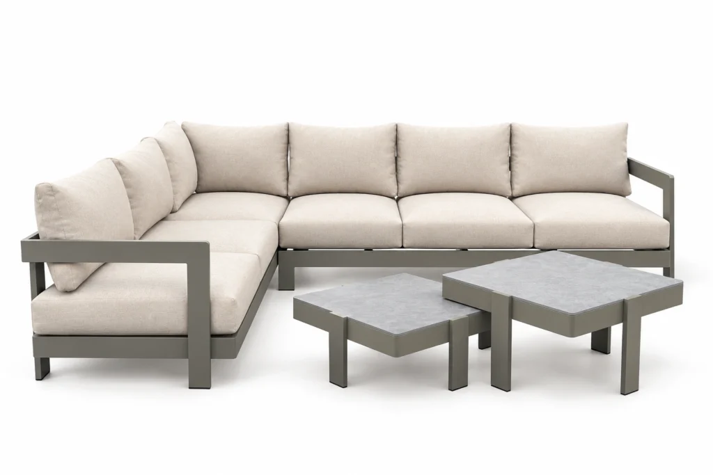 Angolo Pietra : salon d’angle extérieur à coussins crème avec deux tables
