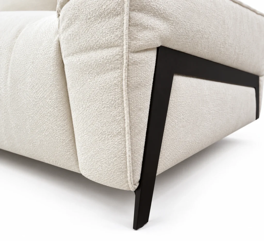 Détail du revêtement écru et du support latéral noir du canapé Avorio Angolo — G HOME