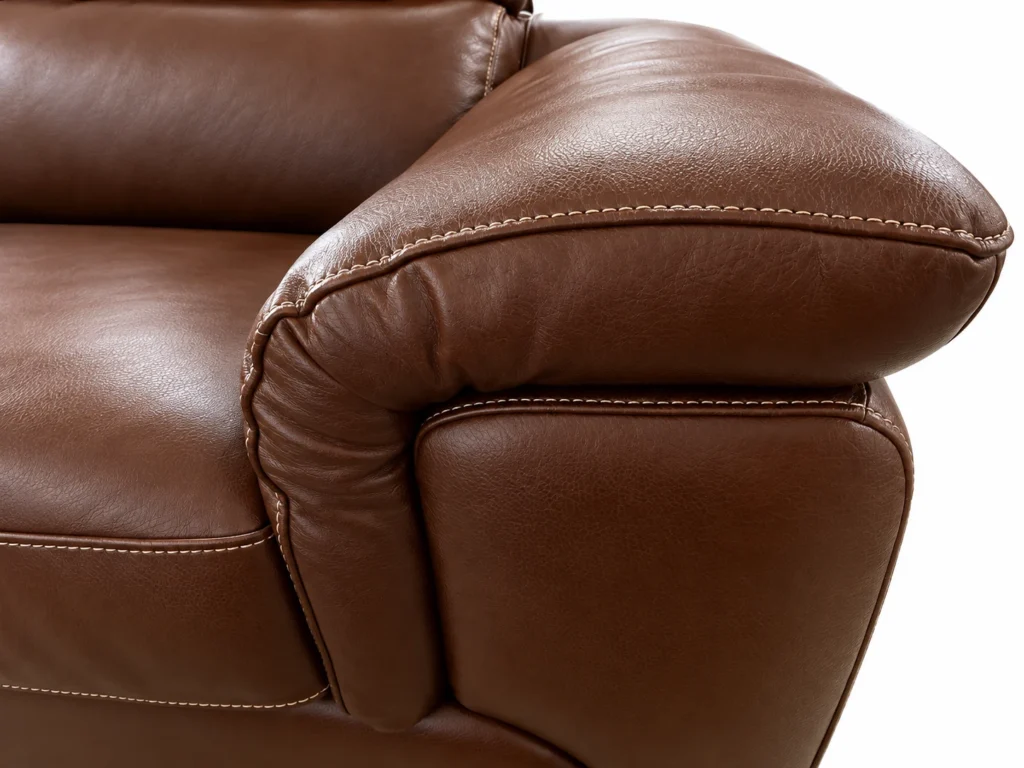 Détail de l’accoudoir et des surpiqûres claires du salon Castano brun cognac — G HOME
