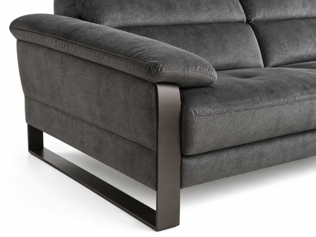 Détail de l’accoudoir et du piètement du canapé Grafito gris anthracite — G HOME
