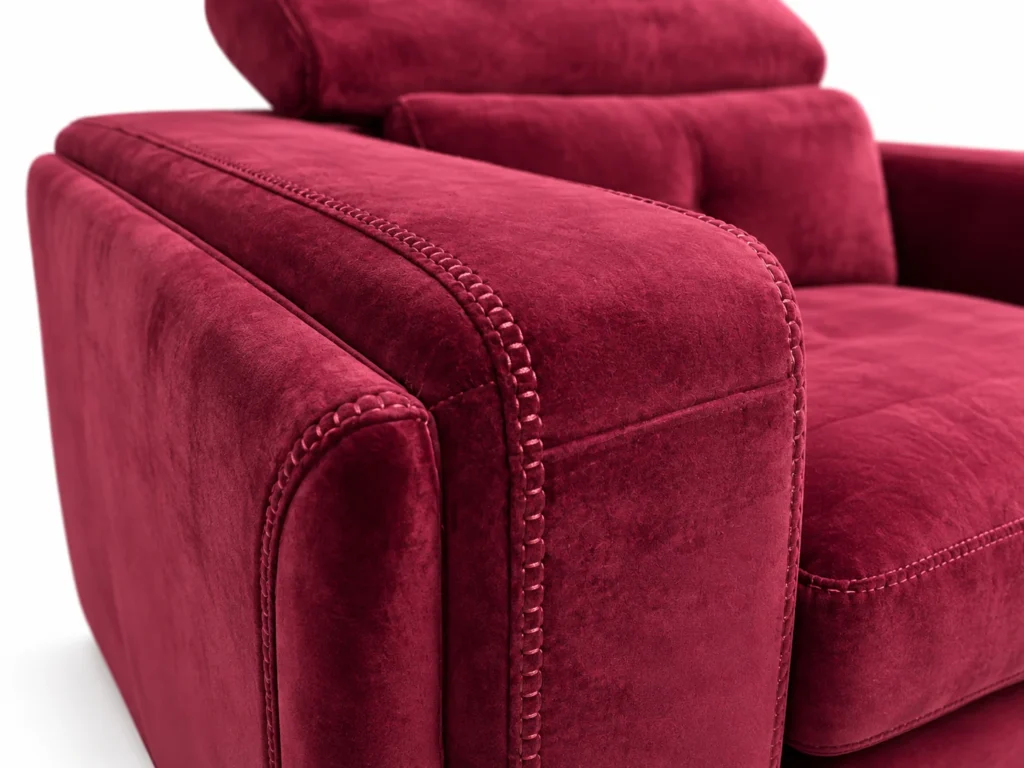 Détail du velours et du passepoil du salon Granata rouge rubis — G HOME
