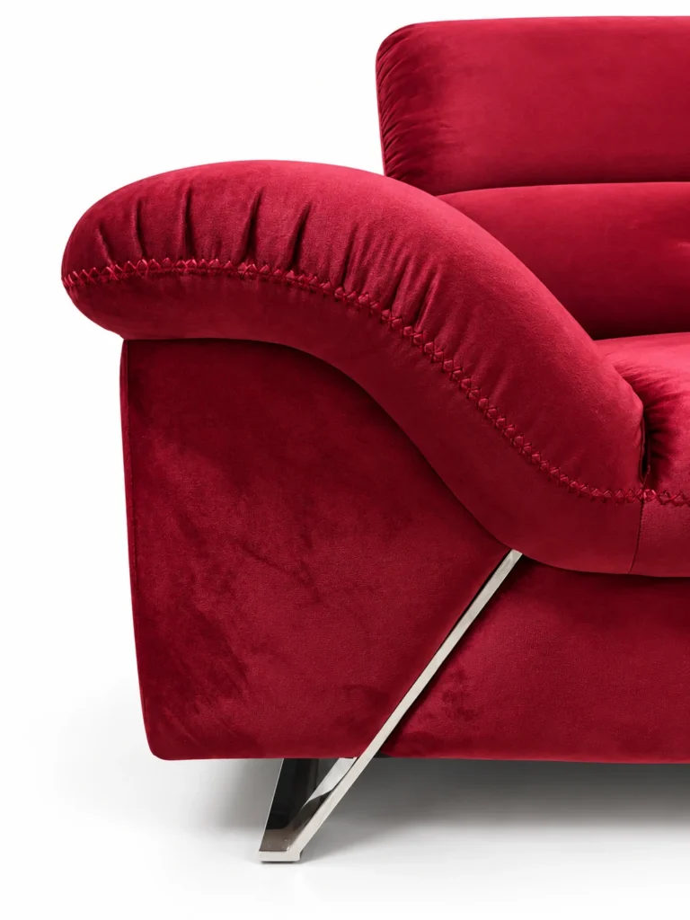 Détail de l’accoudoir cousu et du pied chromé du canapé Rubino Angolo — G HOME