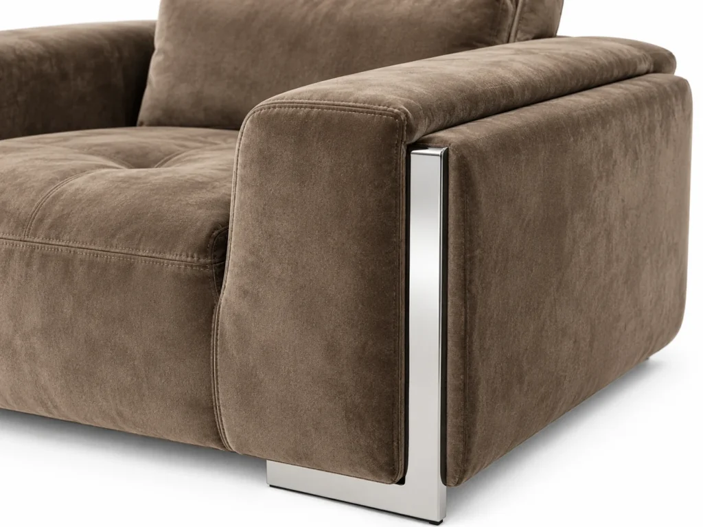 Détail du tissu taupe, de l’accoudoir et du cadre chromé Visone — G HOME