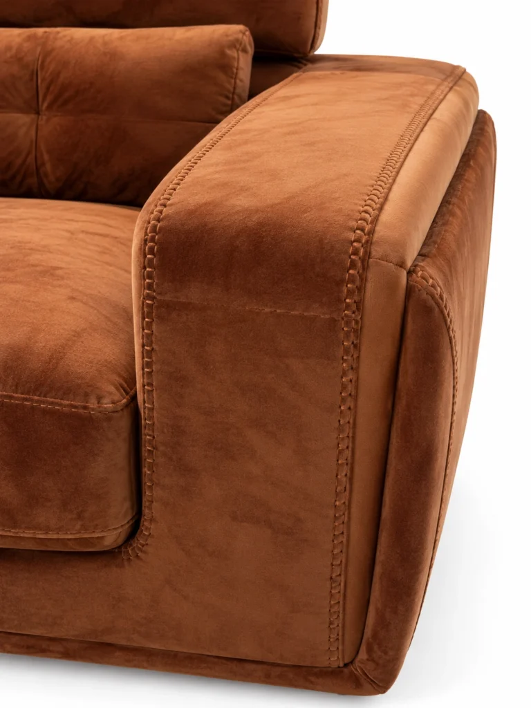 Détail du tissu cognac et des surpiqûres de l’accoudoir Rame — G HOME
