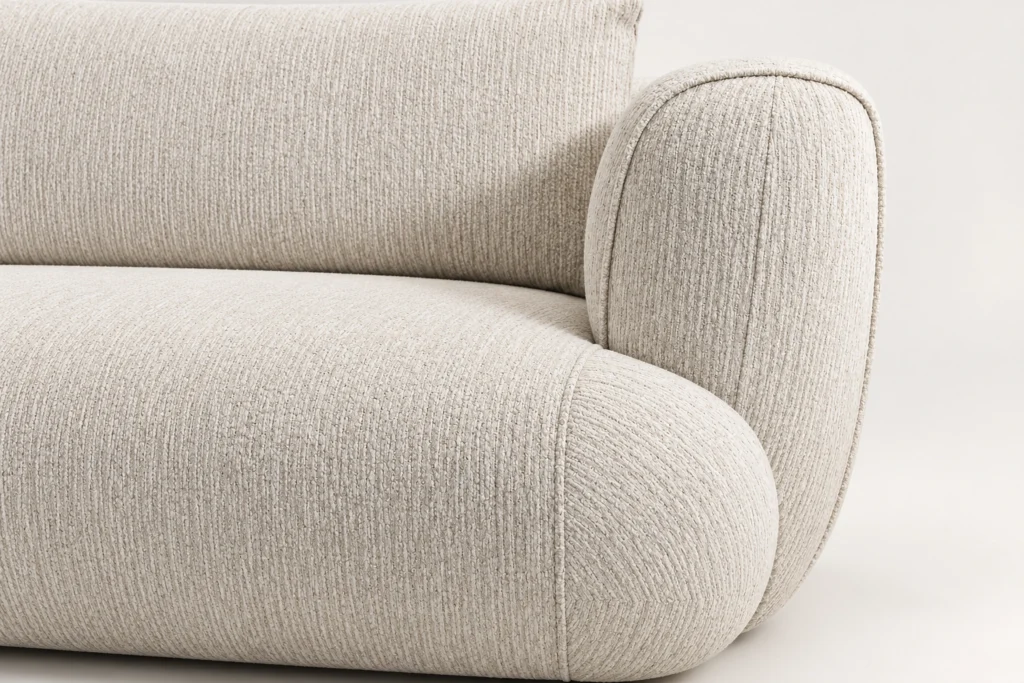 Détail du tissu ivoire et de l’accoudoir arrondi — présentation générée