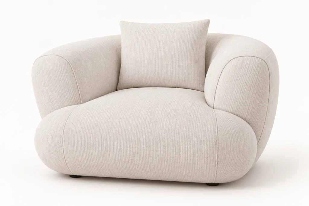 Fauteuil ivoire aux accoudoirs arrondis — présentation studio générée
