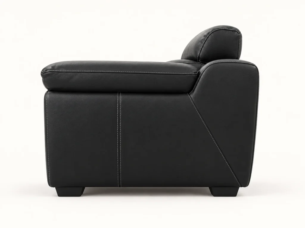 Salon en cuir noir trois pièces — profil latéral du fauteuil et pieds bas — présentation générée