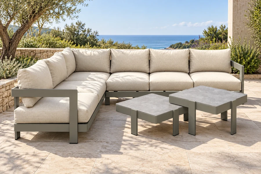 Angolo Pietra — Salon d’angle extérieur avec 2 tables